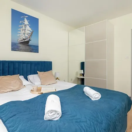 Starowiejska With Balcony & Parking Next To Arena Stadium By Renters Apartment